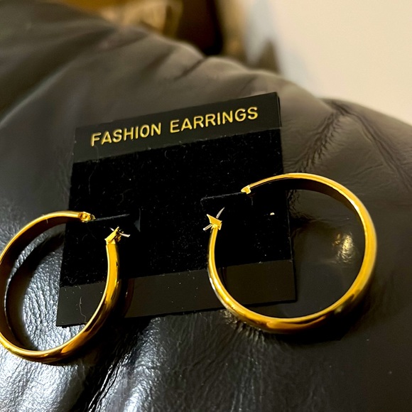 Vintage Beautiful Gold Filled Round classy Earrings. They look real. - Picture 2 of 8